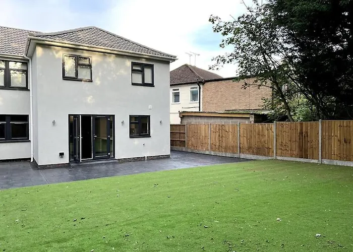 4 Bedroom House Coventry Sleep 7 With 3 Parking Spaces