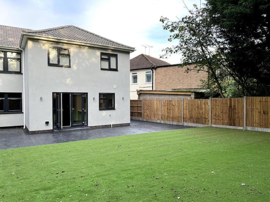 4 Bedroom House Sleep 7 With 3 Parking Spaces