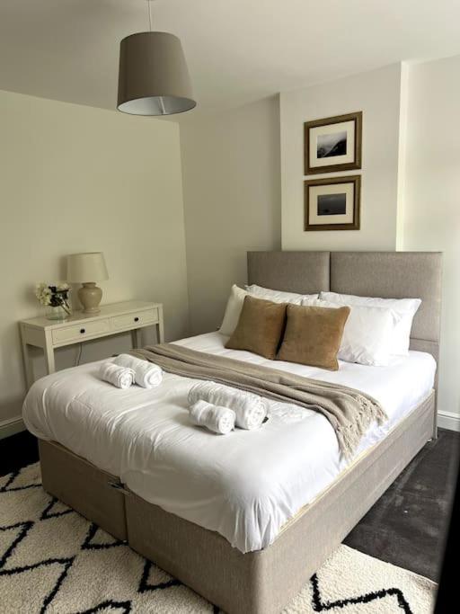 4 Bedroom House Sleep 7 With 3 Parking Spaces Coventry