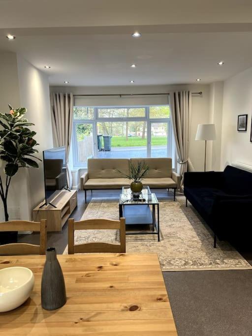 4 Bedroom House Sleep 7 With 3 Parking Spaces Apartment