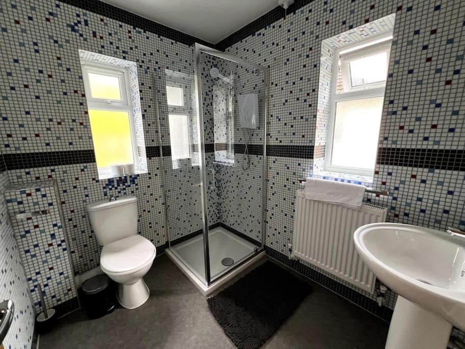 4 Bedroom House Sleep 7 With 3 Parking Spaces