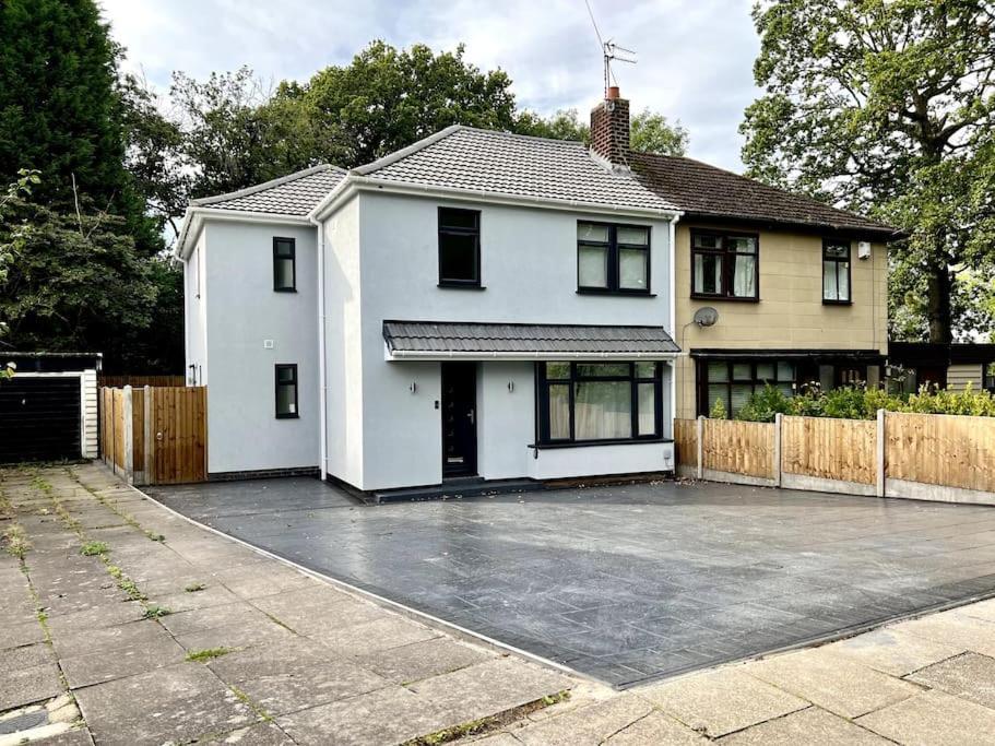 4 Bedroom House Sleep 7 With 3 Parking Spaces